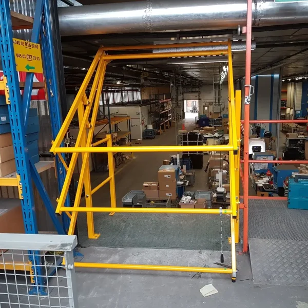 Variogate 18 mezzanine poort naast stelling in logistiek magazijn